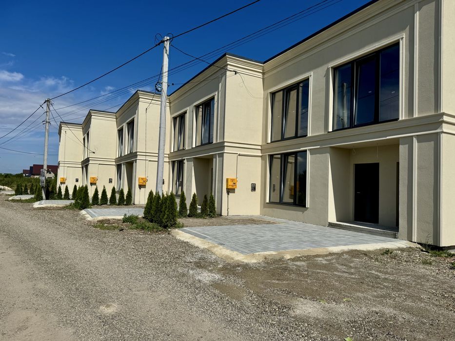 Котедж з власним подвір’ям та заїздом