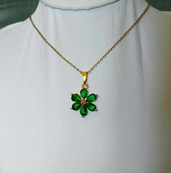 Colar Aço Dourado c/ Flor de Cristais Verde NOVO
