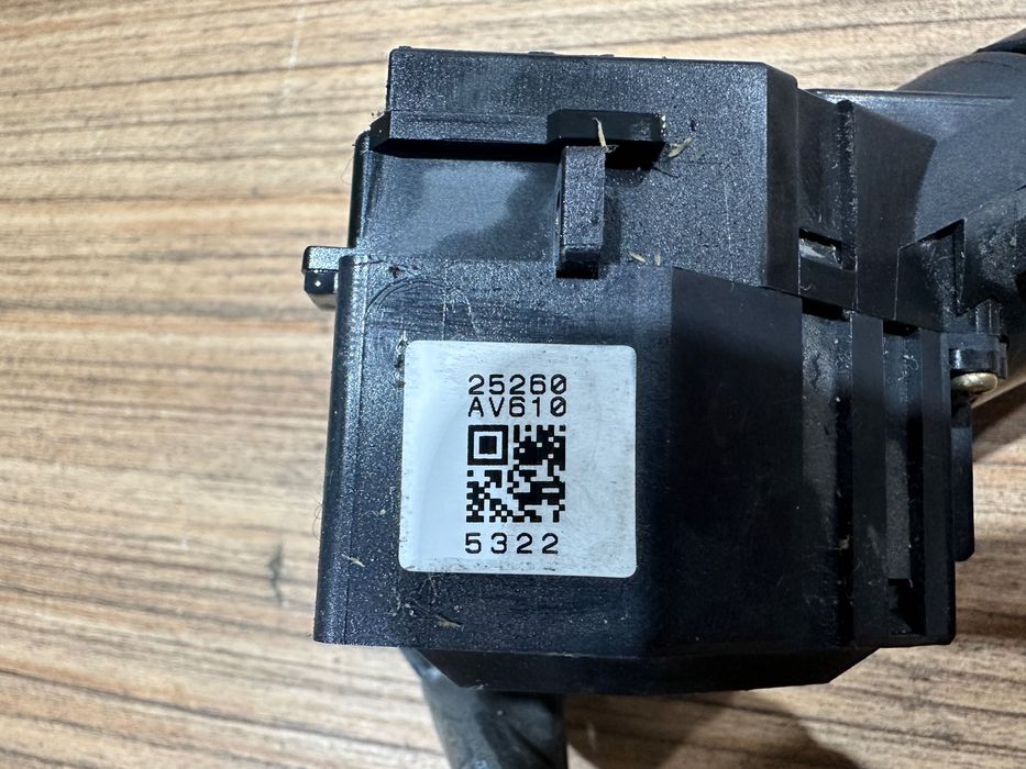 Переключатель подрулевой правый Nissan Primera P12  25260AV610