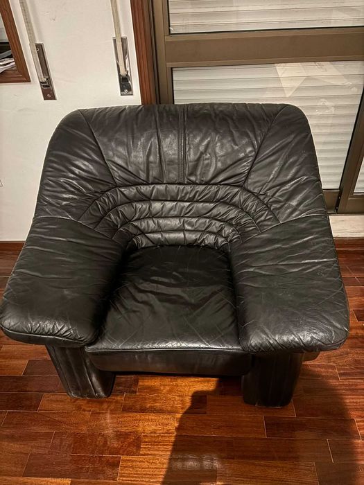 Sofá individual em pele preto confortável