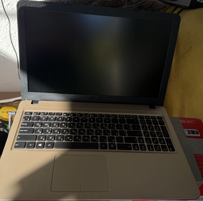 Ноутбук ASUS в дуже хорошому стані, екран 15.6, памʼять 4 ГБ/8 ГБ працює без нарікань, екран без подряпин