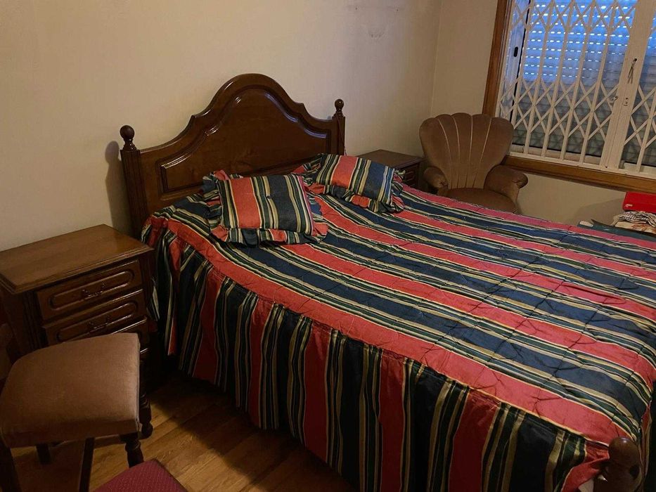Mobília de Quarto em Madeira | Cama, Cómoda, Mesas de Cabeceira, Candeeiros