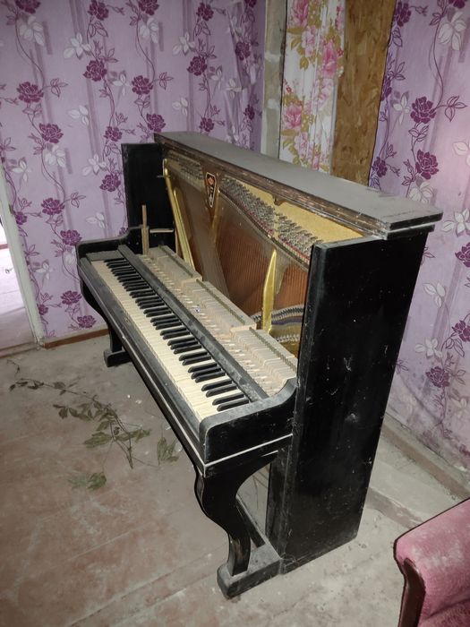 Старый советский диван, 2 кресла, кровать с пружинным матрасом,пианино