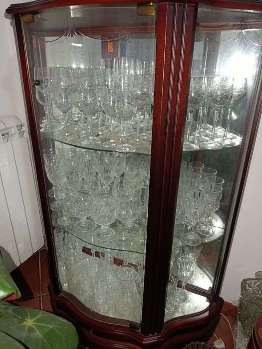 Vendo cristaleira com serviço de copos