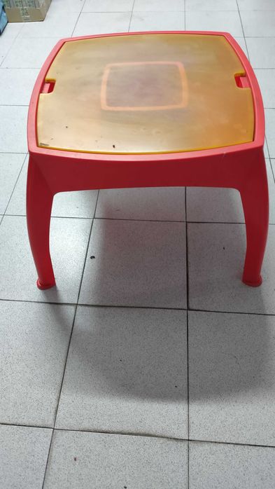 Mesa de Brincar com espaço de arrumação