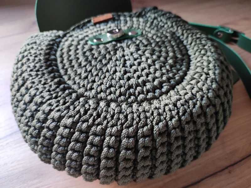 Szydełkowa okrągła torebka na ramię z długim regulowanym paskiem