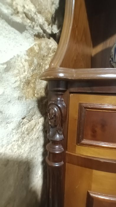 Móvel de canto em madeira
