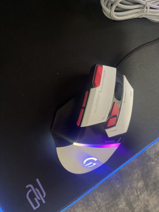 Наушники и мышка с RGB подсвтекой в идеальном состоянии.
