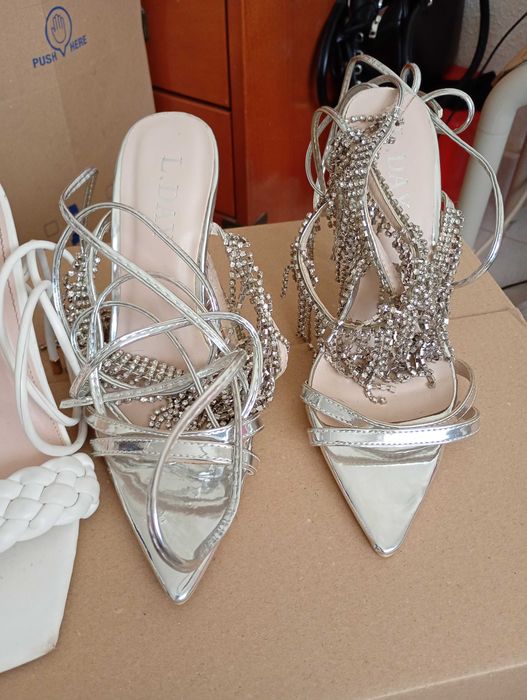 Sapatos de mulher praticamente novos