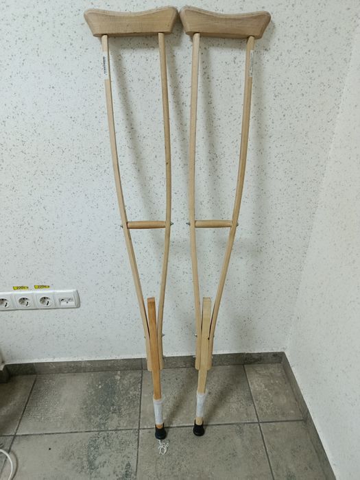 Костыли деревянные.