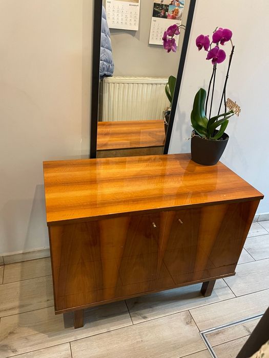 Zestaw starych mebli