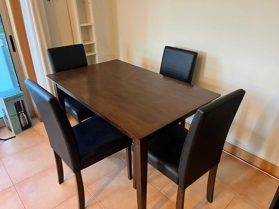 Conjunto de mesa madeira escura e 4 cadeiras em pele - 80 €