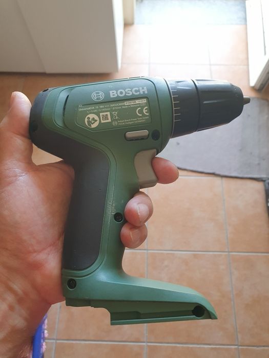 Aparafusadora Bosch (com avaria) + 2 Baterias e Carregador