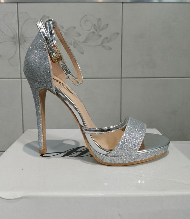 Srebrne sandały z brokatem