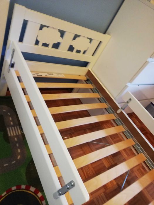 Camas de criança com protetor lateral e estrado incluído