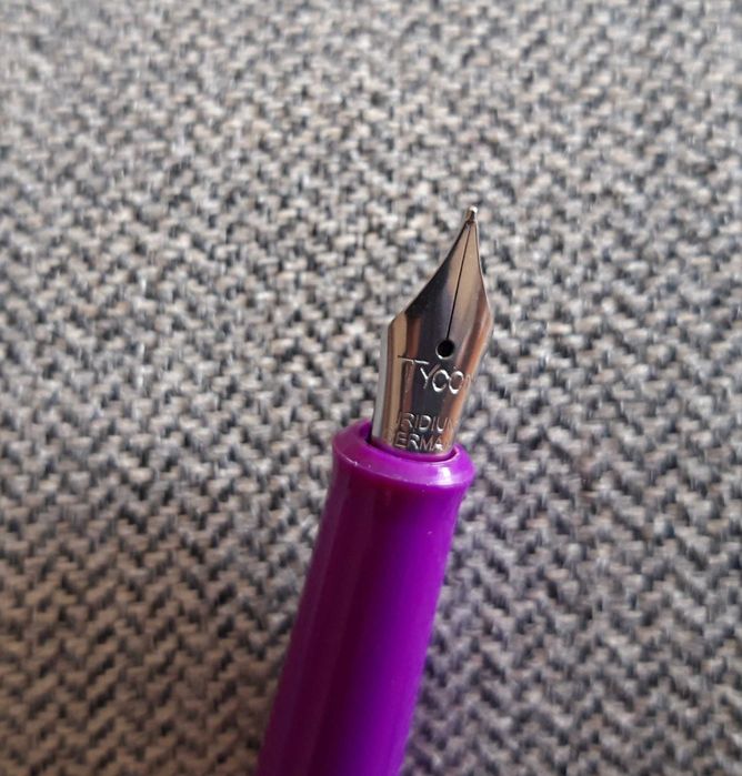 Caneta de tinta permanente TYCON