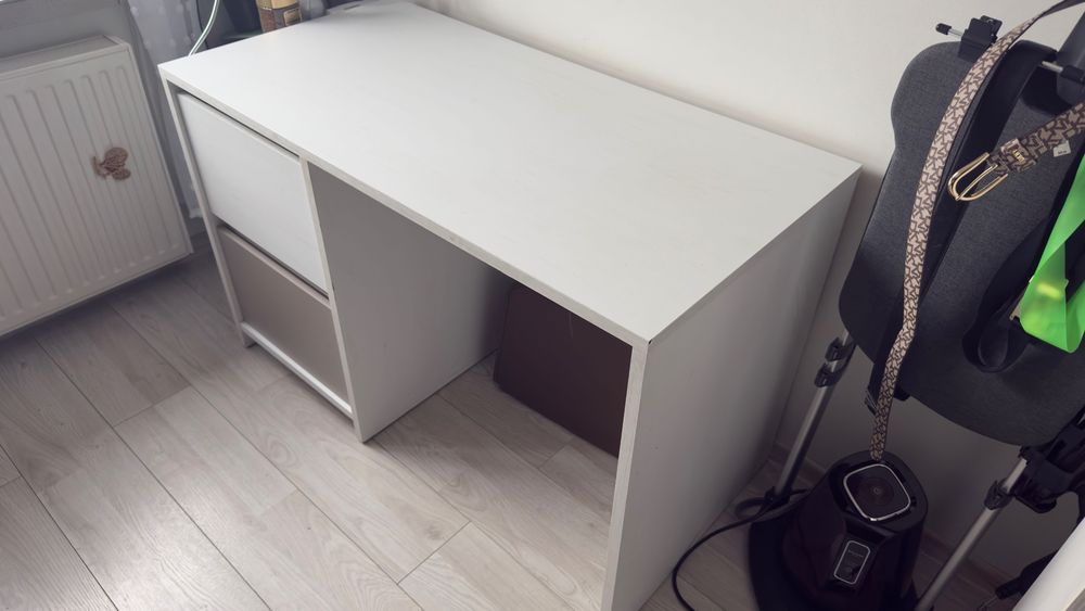 Sprzedam biurko białe z szufladami