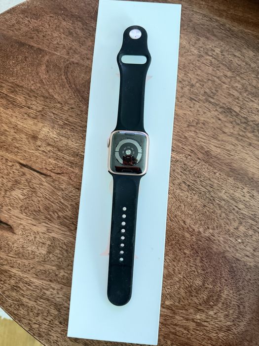 Apple Watch Series 5 dourado