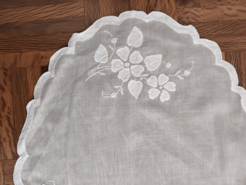 Três naperons em cambraia