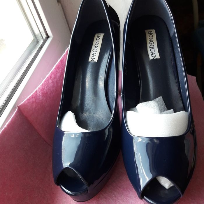 Туфли на каблуке с открытым носком синие