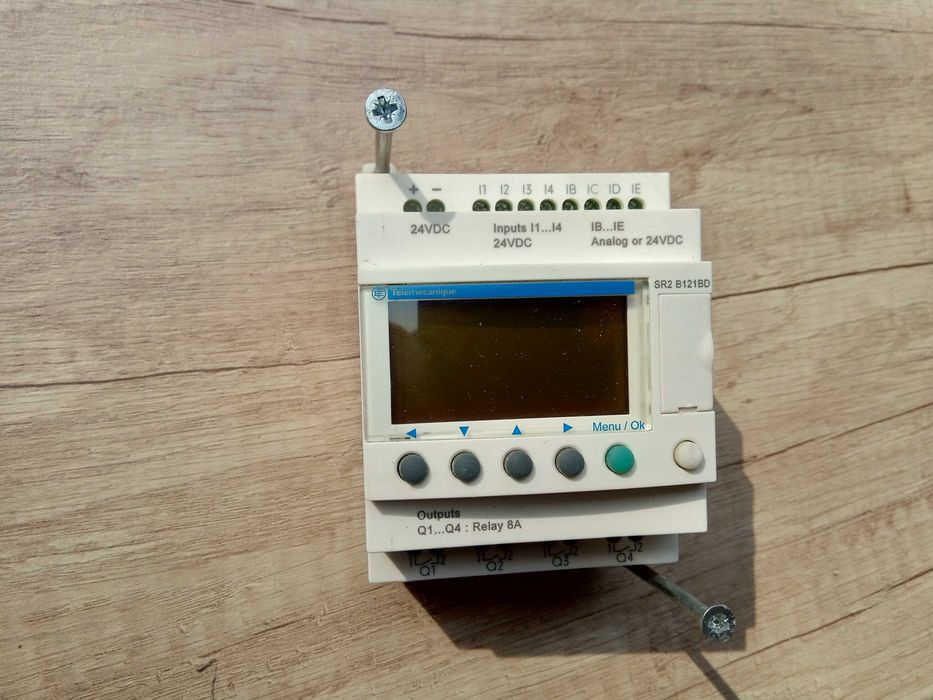 Sterownik przekażnik programowalny Schneider SR2