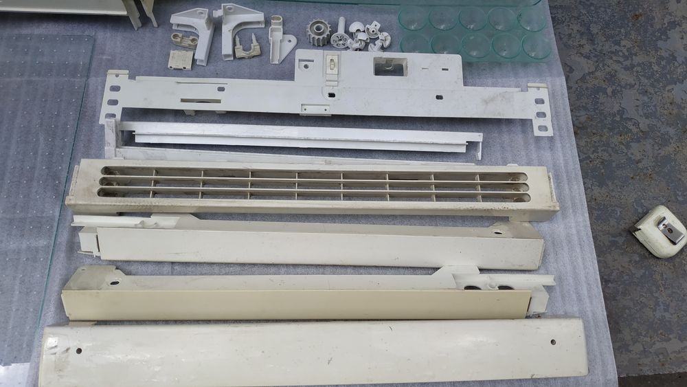 Продам полки, пластик, стекло, с холодильника Snaige class A RF315-1501A