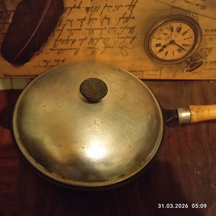 Продам советскую чугунную сковородку с крышкой и диаметр 23 см