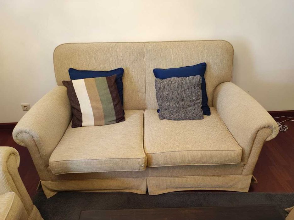 Conjunto mesa de apoio/centro e sofá e poltronas para sala (Funchal)