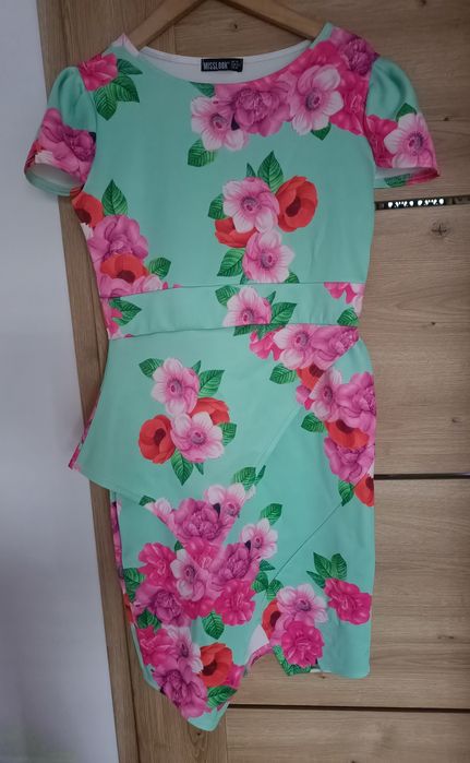 Piękna elegancka sukienka w żywych kolorach