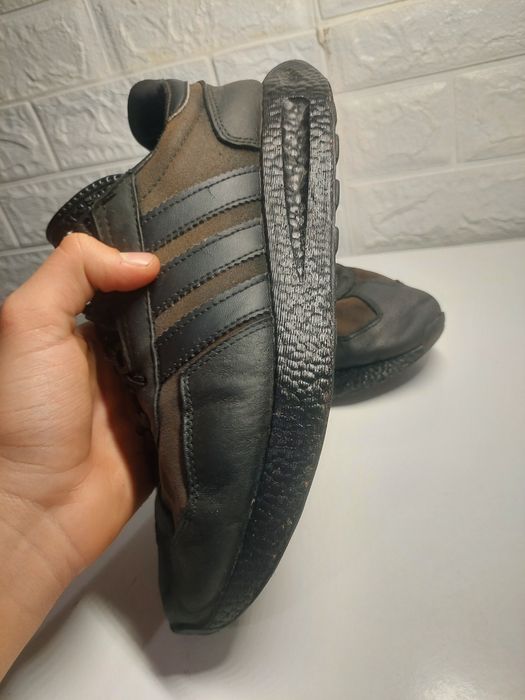 Чорні кросівки adidas