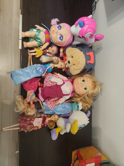 Zabawki widoczne na zdjęciu.