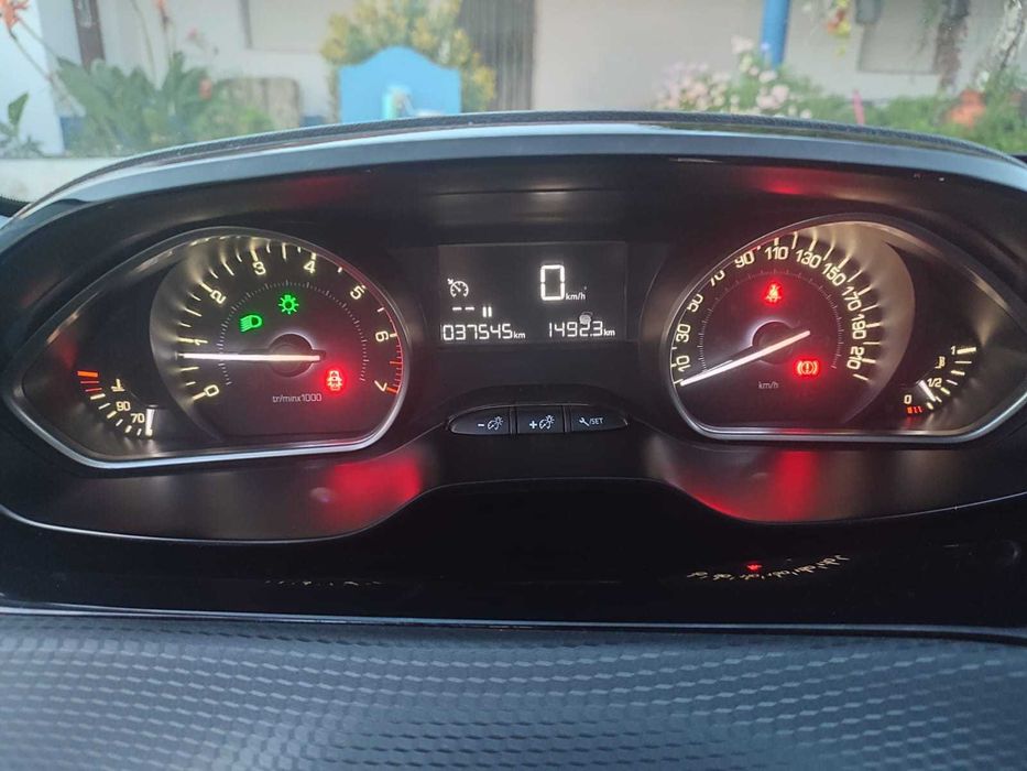Peugeot 208 1.2 2018 com  37,500 kM