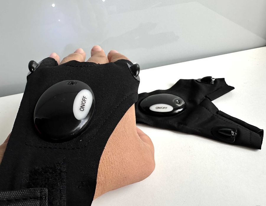 Рукавичка з підсвічуванням Atomic Beam Hand-Free Right Black.