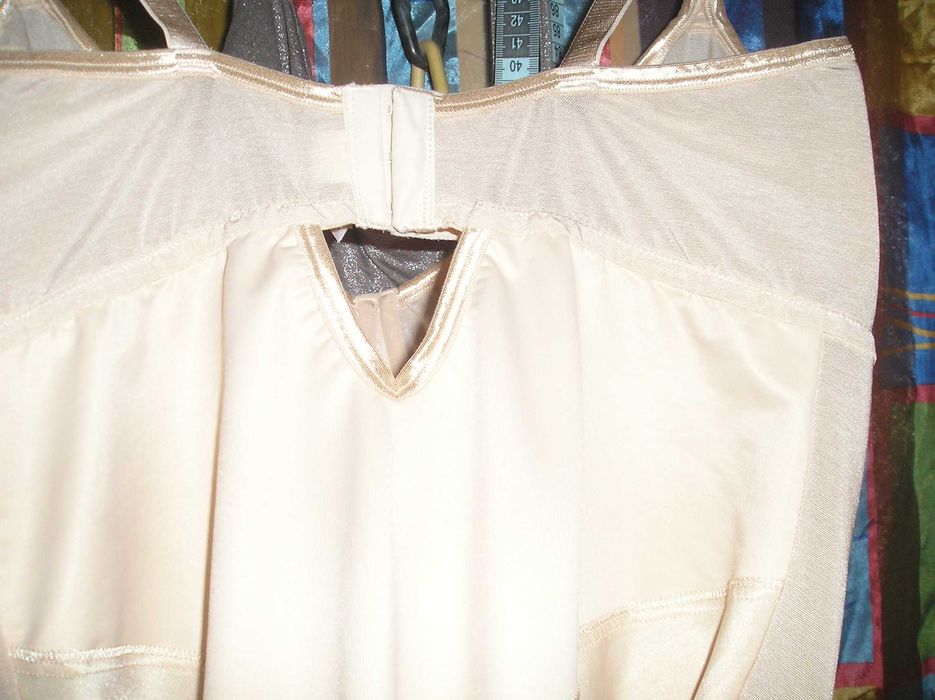 Комбидрэс 40 Н, новый,большая грудь,сверхсовременный, беж.,лифы