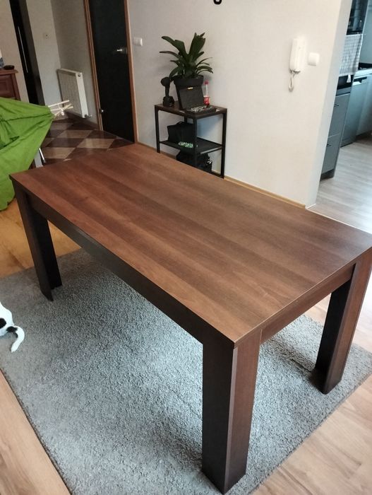 Stół do salonu lub jadalni
