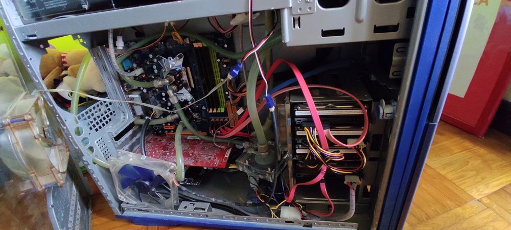 Torre watercooling + monitor