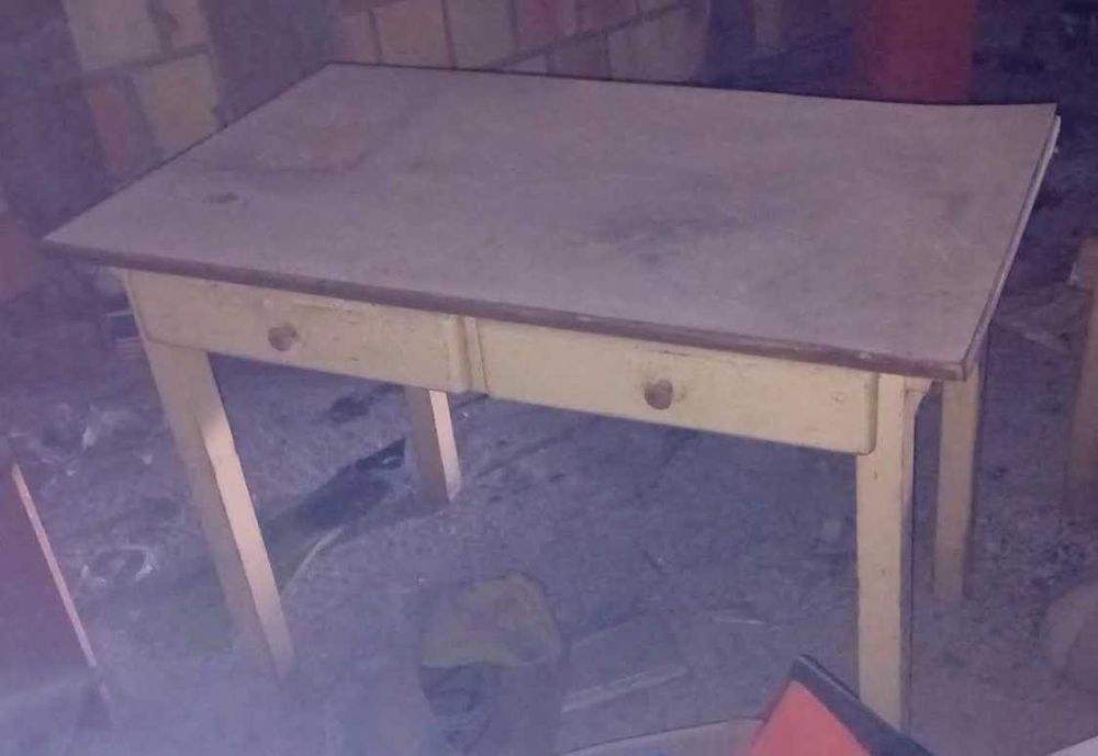 Stoły drewniane z szufladą