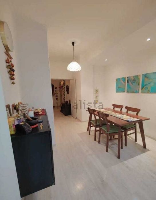 Two-bedroom apartment for rent in Rua República da Bolívia, Benfica