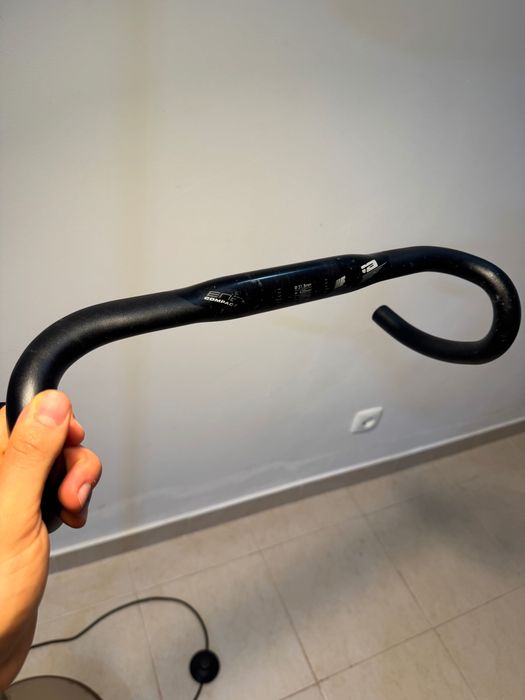 Guiador Bicicleta Estrada / Gravel - Alumínio (420mm / Compact)