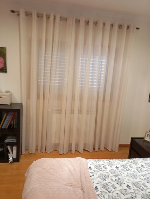 Duas cortinas branco perola usadas