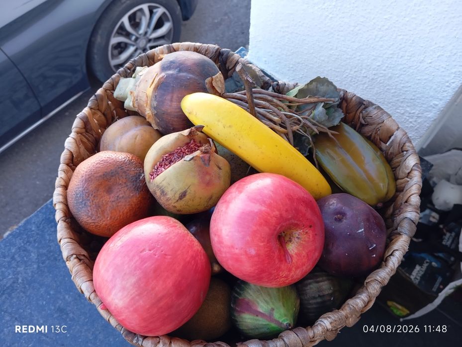Cesto com frutos de decoração