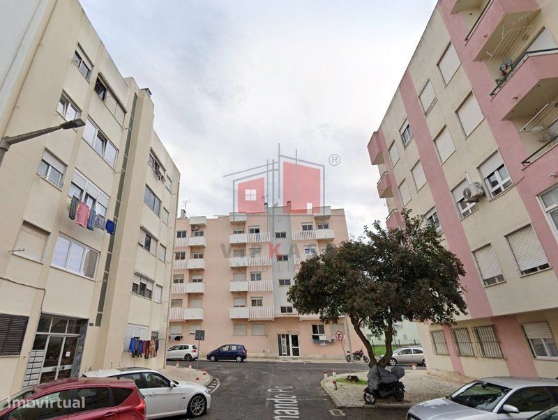 Apartamento T2 Remodelado — Carregado E Cadafais, Lisboa