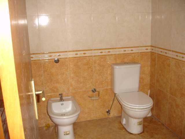 Garagem e Arrumos com WC - 60 m2 - S. Mamede de Infesta (centro)