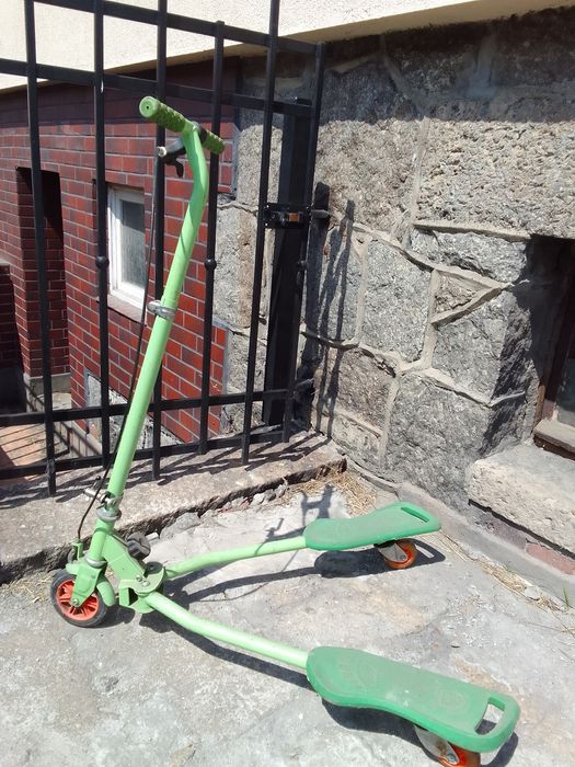 Hulajnoga na dwie nogi trójkołowa