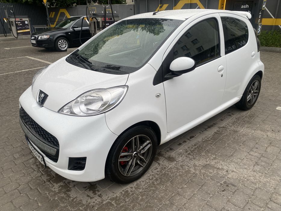 Peugeot 107. 2011 год, робот