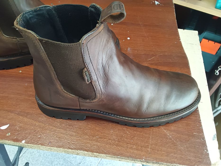 Botas castanhas em pele portside