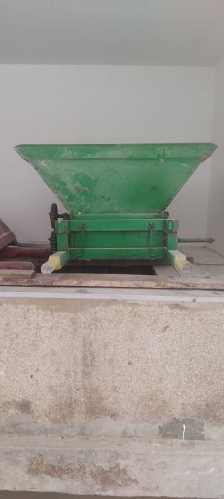 Esmagador ou espremedor de vinho manual