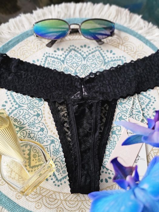 Seksowne koronkowe stringi w kolorze czarnym.