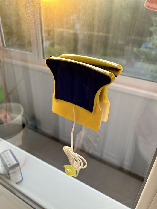 Магнитная щетка для мытья окон