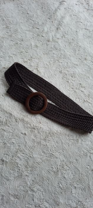 Brązowy pleciony boho vintage pasek z drewnianą klamrą